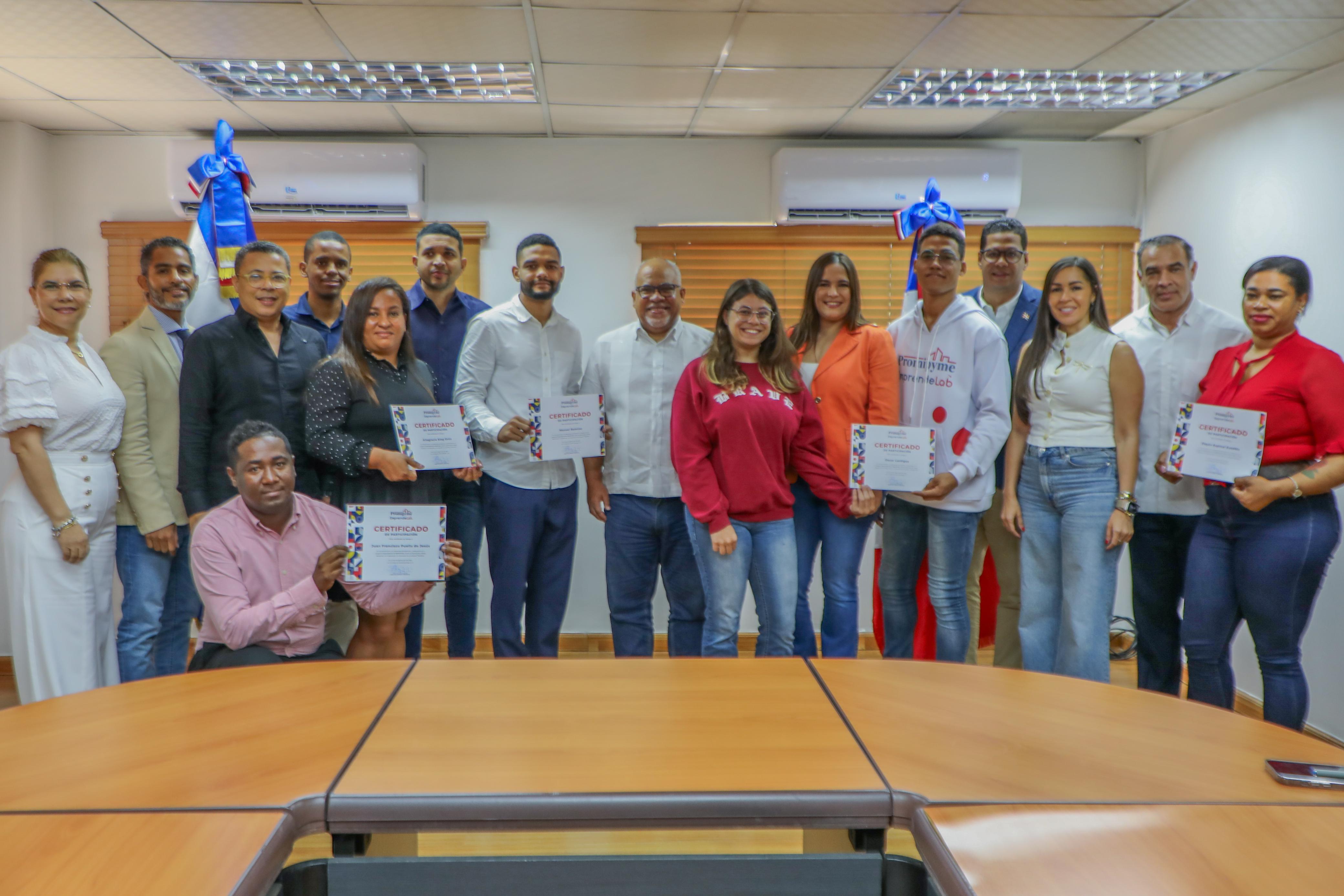 Director Promipyme y ministro Juventud reconocen ganadores de “Emprendelab-2024