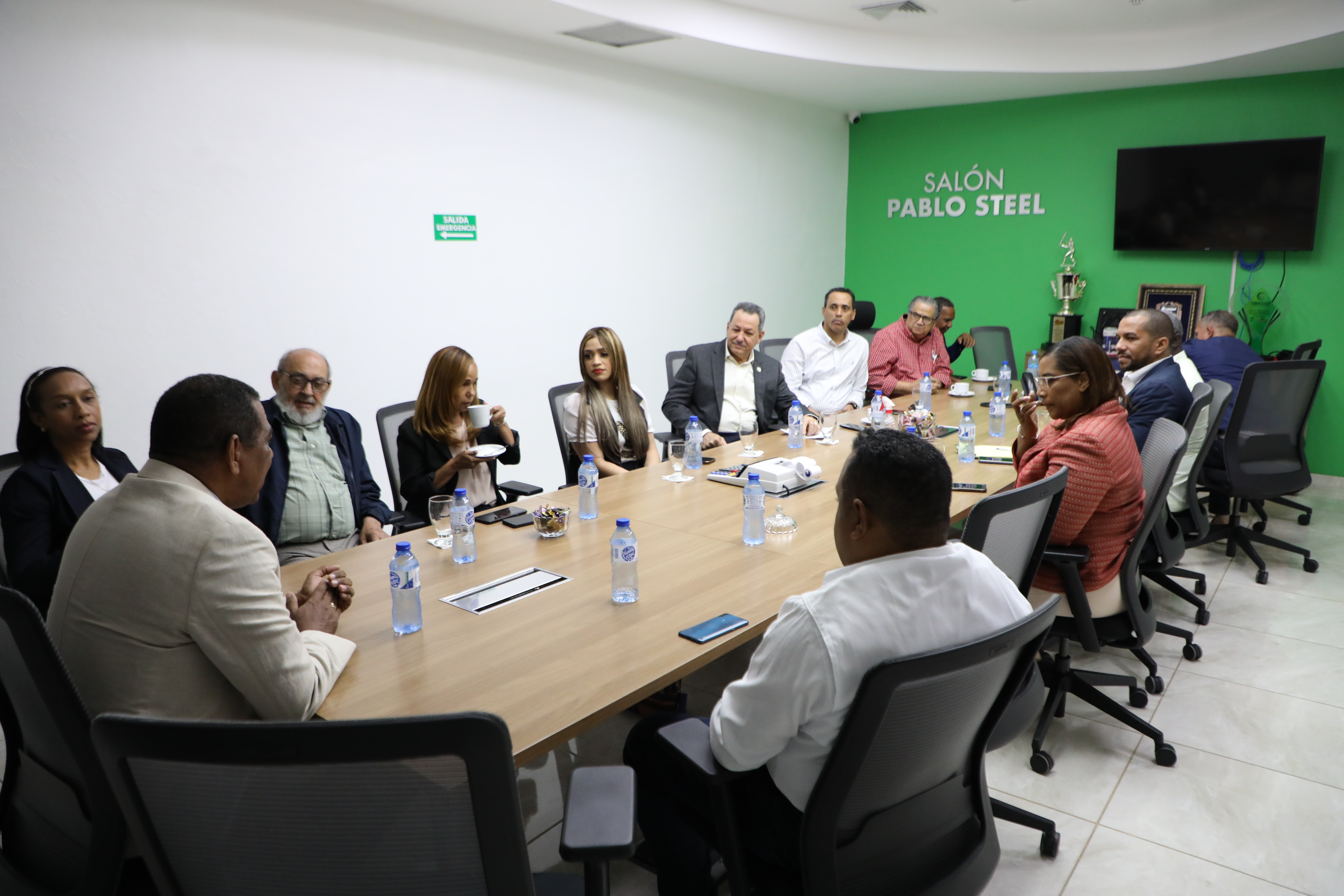 Porfirio Peralta se reúne con directiva Cooperativa de Ahorro y Crédito de Maimón y la Cooperativa de Reciclaje Profesor Evaristo Ortiz 