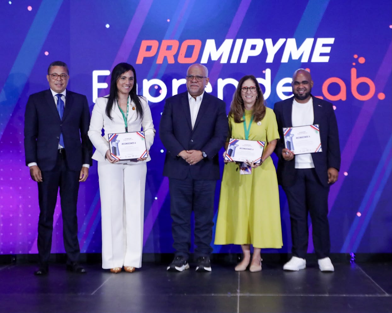 JURADO RECIBE RECONOCIMIENTO