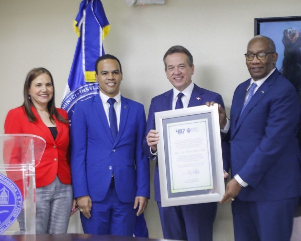 Entrega De Reconocmiento A Ito En UASD Entrega De Reconocmiento A Ito En UASD