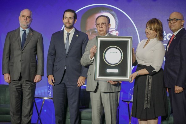 Entregan Reconocimiento Al Gobernador Del BC Entregan Reconocimiento Al Gobernador Del BC