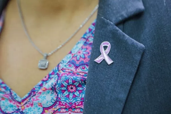 Exhiben Pin Lucha Contra El Cancer