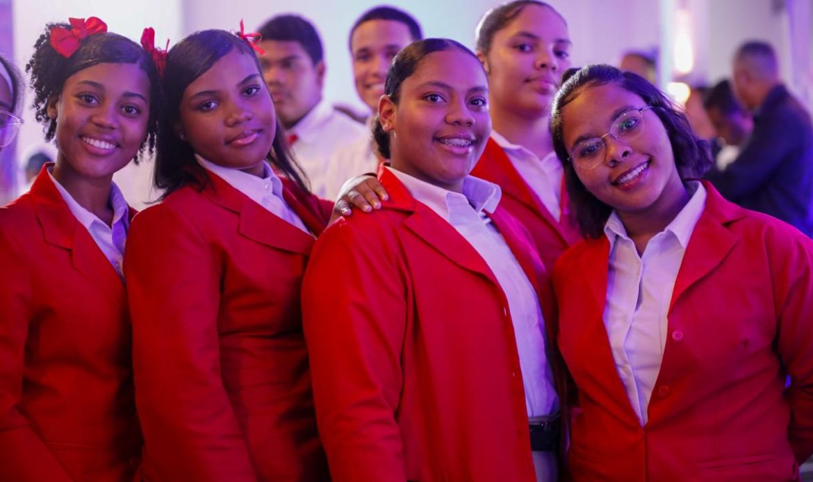 jovenes durante actividad Emprendelab