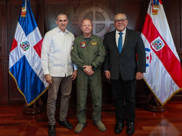 Presente En Reunion El La Fuerza Aerea