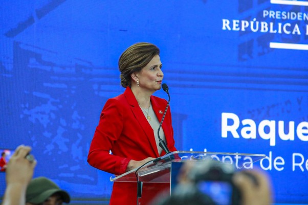 Viecepresidenta Durante Entrega Credito En Los Mina